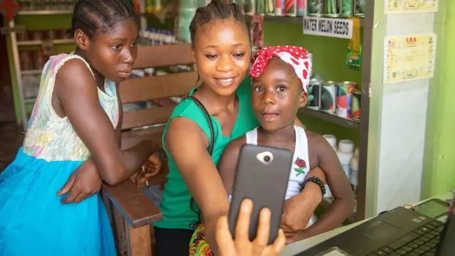 자녀와 함께 어떤 앱을 사용할 수 있는지, 휴대전화 사용 방법에 관해 얘기하면서 자녀의 휴대전화 사용을 지원할 수 있다