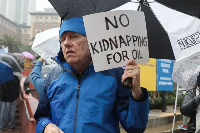 تجمع معترضان در لسآنجلس در پی حمله آمریکا به کاراکاس، پایتخت ونزوئلا