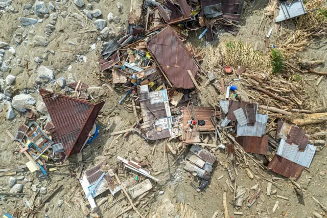 Foto udara kondisi rumah yang rusak akibat banjir bandang di Tanjung Raya, Agam, Sumatra Barat, Jumat (05/12).