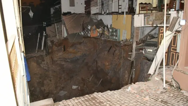 Dos viviendas colapsaron y cientos de personas fueron evacuadas.