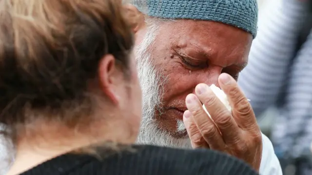 أحد رواد المسجد الذي استهدف يبكي