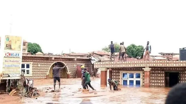 Pipo dey pass inside flood water while some climb ontop roof