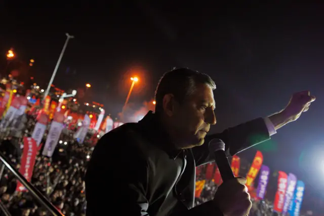 Özgür Özel Saraçhane'de konuşma yaparken. 