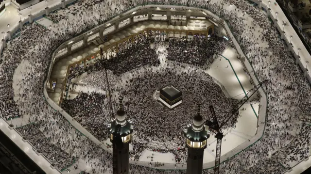 Musulmanes de todo el mundo van a orar en la Kaaba, ubicada en el centro de la Mezquita Sagrada.