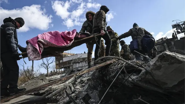 Moradores e militares ajudam uma idosa a fugir da cidade da linhaaposta ganha demora quanto tempo para cair na contafrenteaposta ganha demora quanto tempo para cair na contaIrpin, regiãoaposta ganha demora quanto tempo para cair na contaKiev (Kiev), Ucrânia, 10aposta ganha demora quanto tempo para cair na contamarçoaposta ganha demora quanto tempo para cair na conta2022