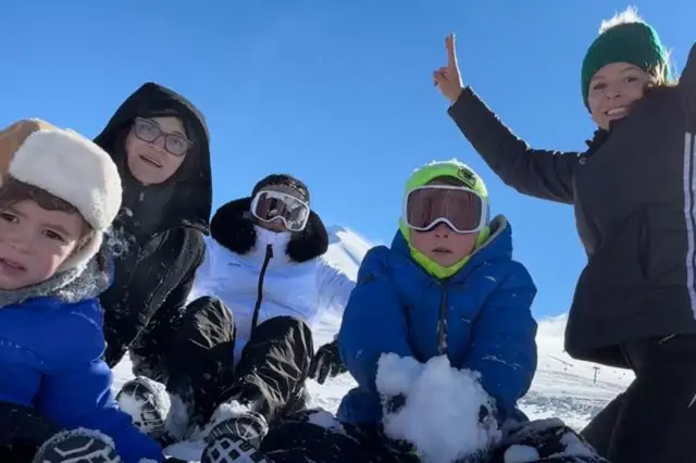 Bárbara, seus dois filhos,vaidebet sedemãe e a sobrinha