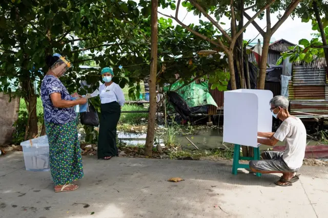 အောက်တိုဘာ ၃၀ ရက်က ရန်ကုန်မြို့မှာ ကြိုတင်မဲ ပေးသူတွေ