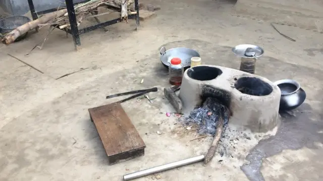 वंशीधर बौद्ध के घर में चूल्हा