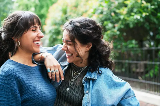 Duas amigas sorrindo de verdade