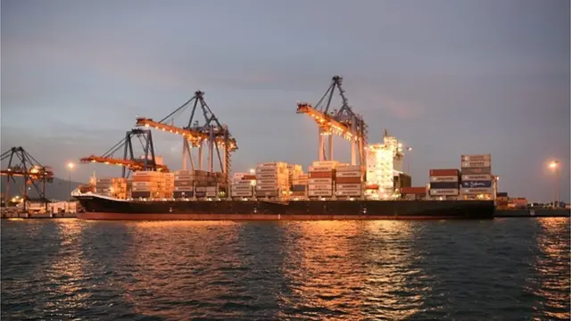 విశాఖ ఓడరేవులో సరకుతో ఓడ