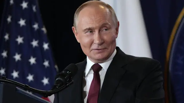 Президент Росії Володимир Путін біля мікрофона дивиться вбік
