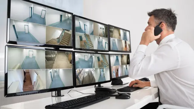 Hombre vigilando con cámaras.