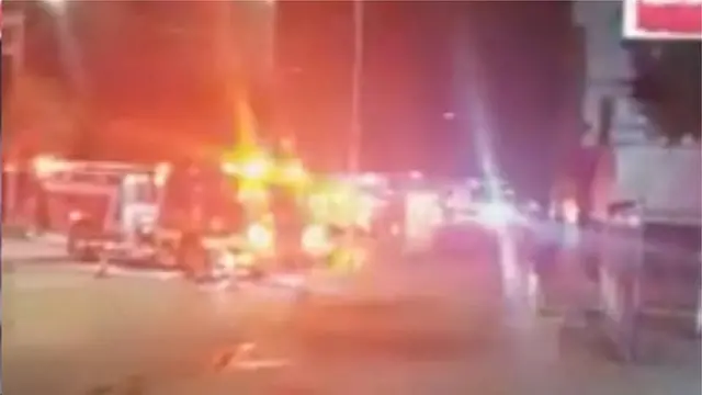 चिनी वकिलातीत लागलेल्या आगीनंतर फायर ब्रिगेडच्या गाड्या बोलावण्यात आल्या.