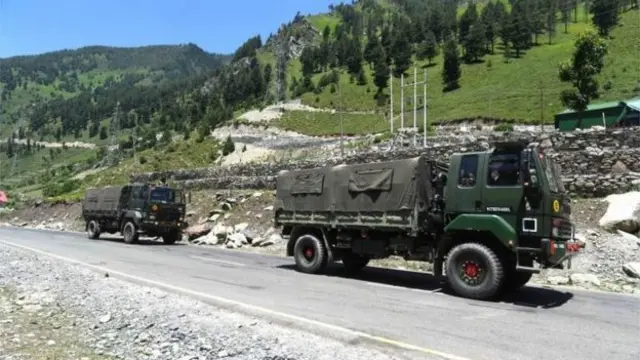 సరిహద్దుల్లో సైనిక బలగాలు