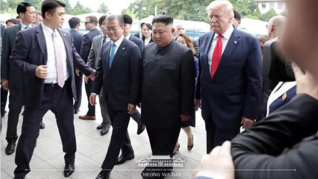 문재인 대통령과 도널드 트럼프 미국 대통령이 2019년 6월 30일 판문점에서 김정은 북한 국무위원장을 만나 회동을 위해 입장하고 있다.(청와대/뉴스1)
