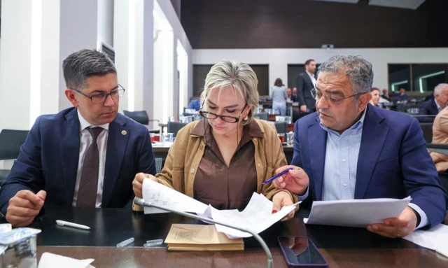 Üç milletvekili oyları sayıyor.