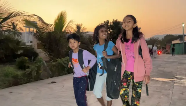 आडाची वाडी इथे स्मशानात भरणाऱ्या अभ्यासिकेत चाललेल्या विद्यार्थिनी