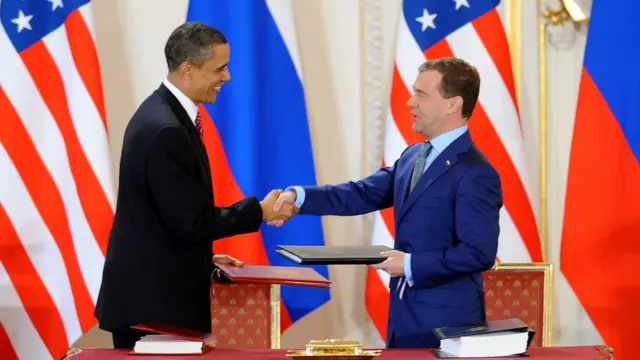 Barack Obama (izquierda) y Dmitry Medvedev (derecha).