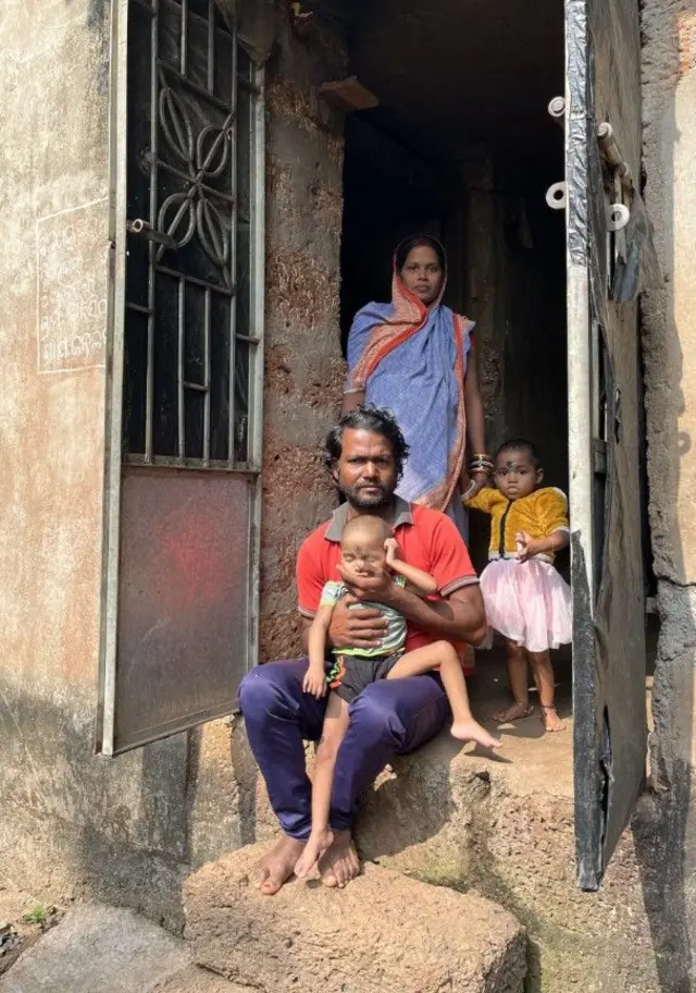 कांचूचरण पत्नी और दोनों बच्चियों के साथ