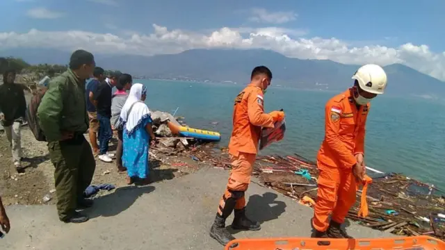 கடற்கரை பகுதிகளில் உயிர் தப்பி இருப்போரை மீட்கும் பணியை மீட்புதவி குழுவினர் மேற்கொண்டு வருகின்றனர்.