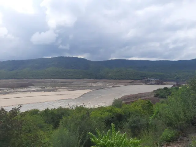 అన్నమయ్య ప్రాజెక్టు కట్ట తెగిపోవడంతో దిగువకు వెళ్లిపోతున్న నీరు