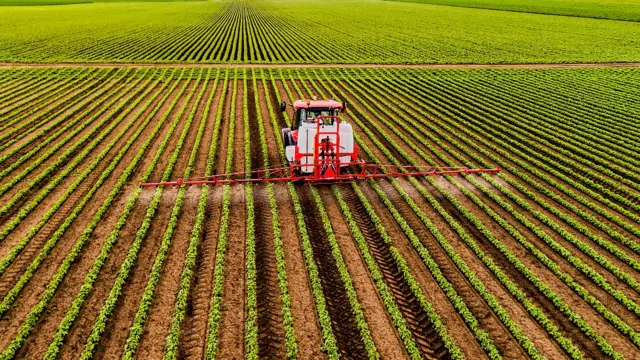 Tractor moderno en un campo de soja