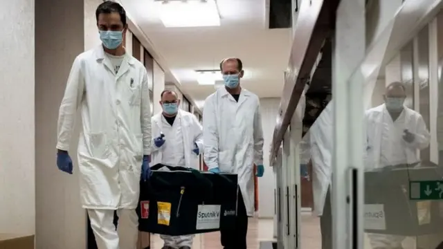 Медики перевозять контейнери з вакцинами