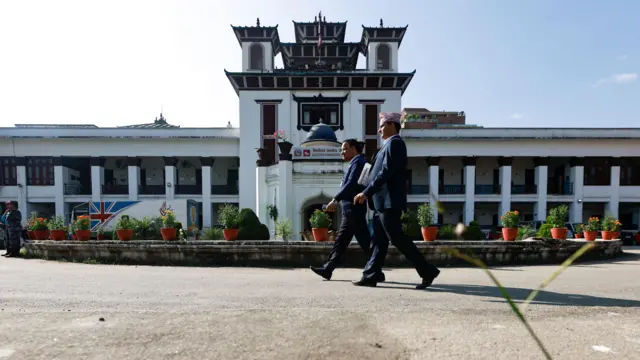 निर्वाचन आयोगको सामुन्ने दुईजना अधिकारीहरू