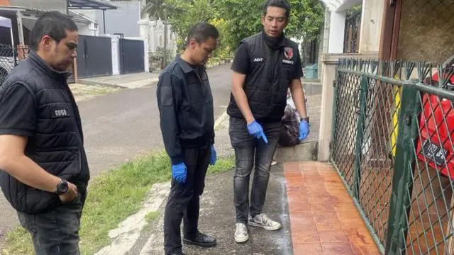 Polres Metro Jakarta Selatan menggelar olah tempat kejadian perkara (TKP) kasus remaja, MAS (14) yang membunuh ayah dan nenek, APW (40) dan RM (60) di kediaman mereka di Lebak Bulus, Jakarta Selatan, Sabtu (30/11).