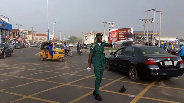 Aworan Opeyemi Taiwo to n dara ọkọ loju popo