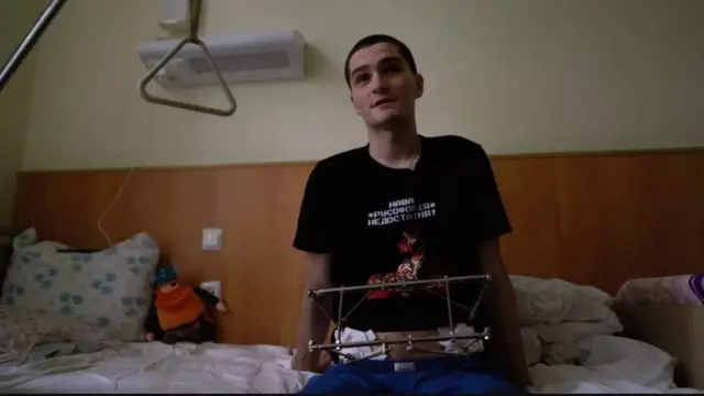 ပြီးခဲ့တဲ့နှစ်မေလ မေးရိုးကျိုး၊ တင်ပါးဆုံရိုးကျိုးတာ ကုသမှုခံယူနေတဲ့ အချိန် ဆေးရုံမှာ ဟာလစ်နဲ့ ဘီဘီစီ တွေ့ဆုံခဲ့ 