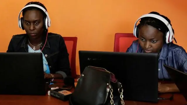 Christine Kamikazi, ibumoso, na Agnès Ndirubusa