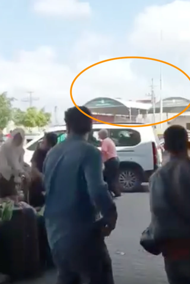 معبر رفح لحظة تعرضه للقصف