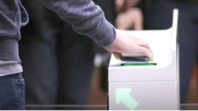 অ্যামাজন স্টোরে স্মার্টফোন সোয়াইপ করার মাধ্যমে প্রবেশ করতে হয়।