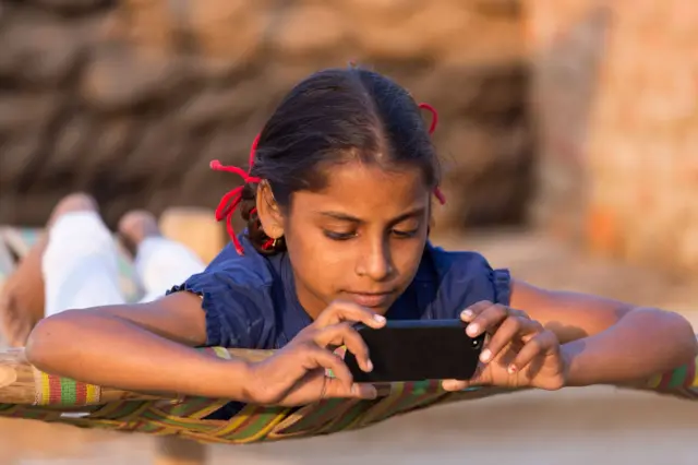 உலக பெற்றோர் தினம்: பெற்றோர் குழந்தைகளுக்கு அதீத செல்லம் கொடுப்பதால் என்ன ஆபத்து?