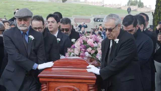 حمید احیا و گروهی دیگر از نزدیکان بهرام بیضایی تابوت او را حمل میکنند.