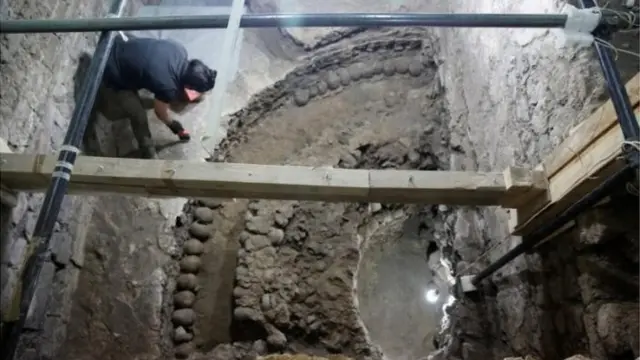 খুলি দিয়ে নির্মিত ভবন