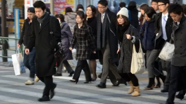 jóvenes caminan en asia