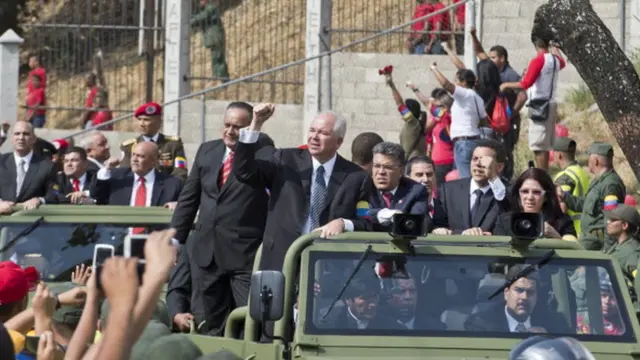 Rafael Ramírez junto a varios dirigentes en el entierro de Chávez.