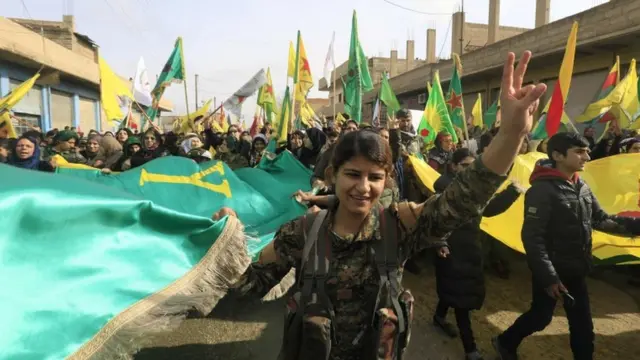 مقاتلون من وحدات حماية الشعب يتظاهرون في مدينة عامودا احتجاجا على الهجوم التركي على عفرين