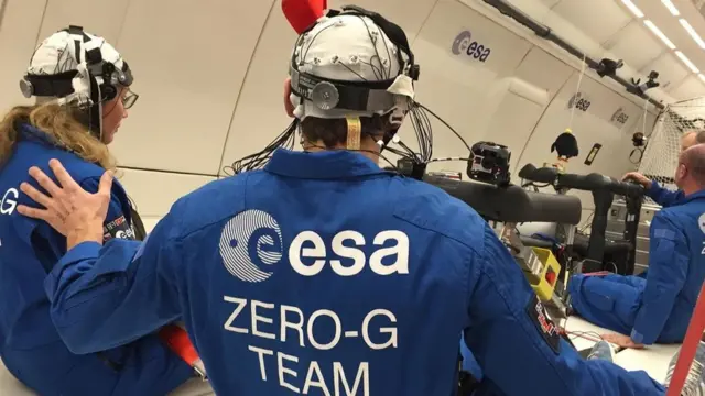 علماء على متن الطائرة في تجارب عديدة