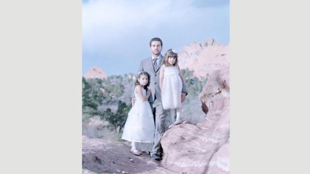 Laila,da para jogar online na mega sena7 anos, e Maya,da para jogar online na mega sena5, com o pai, Antonio, no Colorado