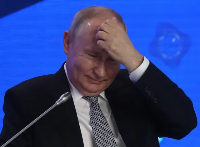 အိုင်စီစီ ဝရမ်းထုတ်ထားတဲ့ ပူတင် အကြပ်ရိုက်နေ