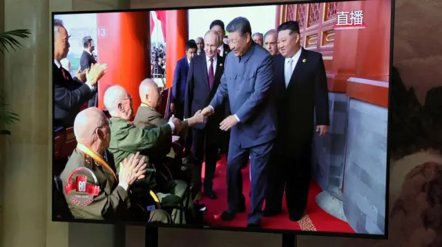 习近平和普京以及金正恩一起登上天安门城楼，这对金正恩来说是第一次。他们先后与数位超过百岁的抗战老握手致意。