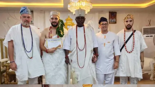 Gomez, awọn mọlẹbi rẹ ati , Oore ilu Otun Ekiti, Oba Adekunle Adeagbo