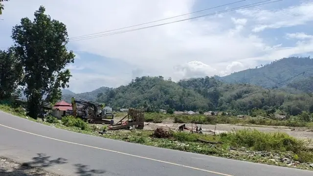 Aktivitas penambangan emas ilegal yang tidak jauh dari Jalan Lintas Bangko-Kerinci di Kabupaten Merangin, Jambi.