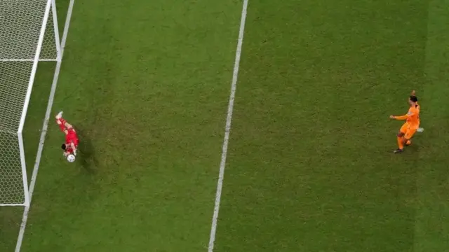 Emiliano Martínez ataja un penalti