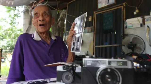 วิจิตรพร้อมรูปในอัลบั้มและกล้องถ่ายรูป