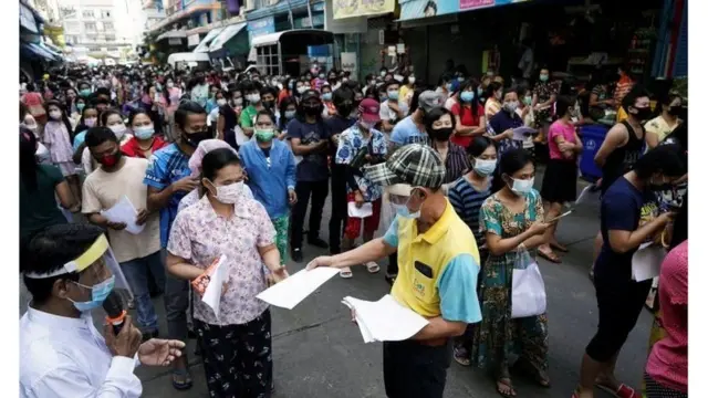 စမွတ်ဆာခွန်းက မြန်မာလုပ်သားတွေ ကိုဗစ် ရောဂါစစ်ဖို့ တန်းစီနေစဥ်