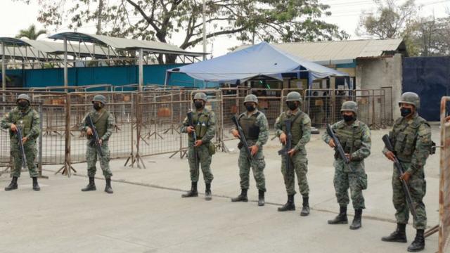 Soldados resguardan el penal Número 1 de Guayaquil.